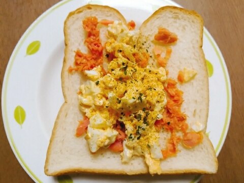 鮭フレークと卵マヨカレートースト
